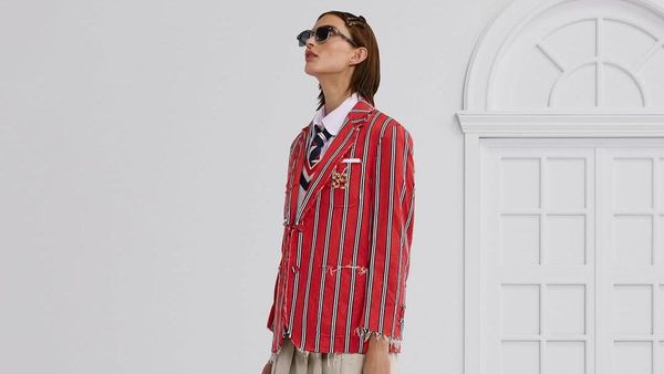 Foto: Thom Browne Spring 2026, Rayakan 10 Tahun Tas Ikonis Berbentuk Anjing