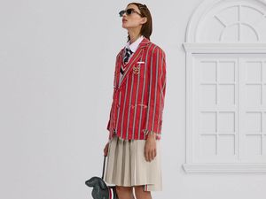 Foto: Thom Browne Spring 2026, Rayakan 10 Tahun Tas Ikonis Berbentuk Anjing Foto: Thom Browne Spring 2026, Rayakan 10 Tahun Tas Ikonis Berbentuk Anjing