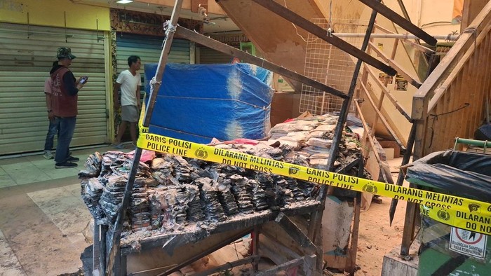 Kondisi terkini kios pedagang di Pasar Kebon Kembang Bogor usai kebakaran Kondisi terkini kios pedagang di Pasar Kebon Kembang Bogor usai kebakaran pada Minggu, 22 Juni 2025, malam