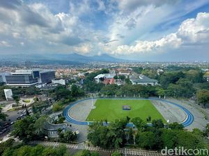 Potret Gasibu dari Ketinggian, Terlihat Kudjang dan Helipad di Tengah Lapangan Potret Gasibu dari Ketinggian, Terlihat Kudjang dan Helipad di Tengah Lapangan