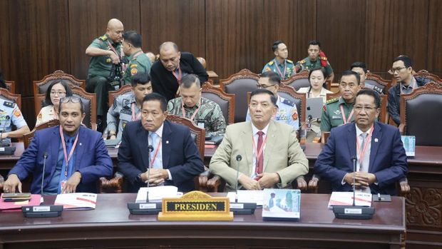 Menteri Pertahanan RI Sjafrie Sjamsoeddin bersama Menteri Hukum dan HAM Supratman Andi Agtas, Wakil Menteri Pertahanan Donny Ermawan Taufanto, serta Wakil Menteri Hukum dan HAM Edward Omar Sharif Hiariej menghadiri sidang uji materiil dan formal terhadap Undang-Undang Nomor 3 Tahun 2025 tentang Perubahan atas UU Nomor 34 Tahun 2004 tentang Tentara Nasional Indonesia (UU TNI), di Mahkamah Konstitusi RI, Jakarta, Senin (23/6/2025).