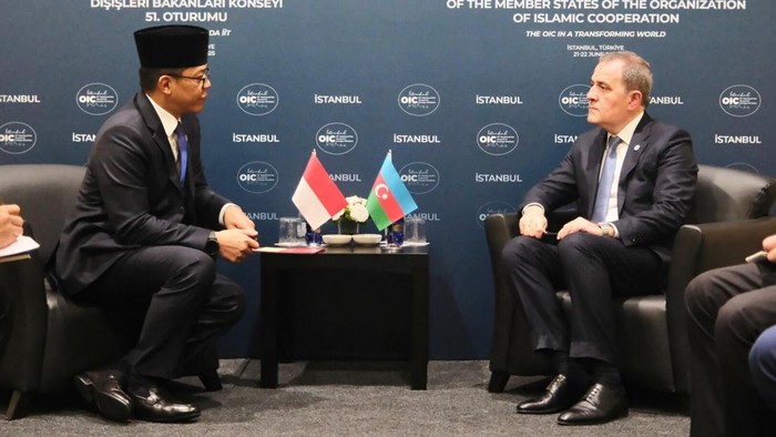 Menlu Sugiono dan Menlu Bayramov Menlu Sugiono dan Menlu Azerbaijan Jeyhun Bayramov di sela-sela Konferensi Tingkat Menteri OKI ke-51, Istanbul, Turki, 21-22 Juni 2025.