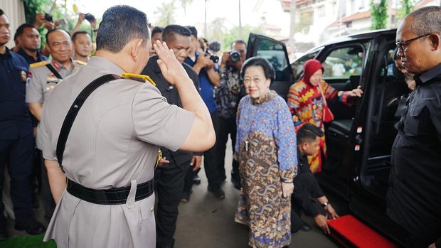 Kapolri Jenderal Listyo Sigit Prabowo bertemu dengan Presiden ke-5 RI Megawati Soekarnoputri. Pertemuan itu terjadi saat Jenderal Sigit bersilaturahmi ke kediaman istri mantan Kapolri Jenderal Hoegeng Iman Santoso, Meriyati Roeslani atau Meri Hoegeng.