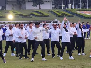 Momen Para Kepala Daerah-Wamendagri Senam Awali Retret Gelombang II di IPDN