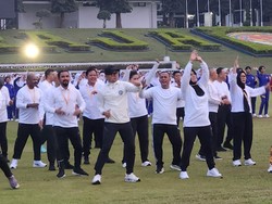 Momen Para Kepala Daerah-Wamendagri Senam Awali Retret Gelombang II di IPDN