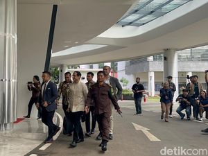 Nadiem Makarim Tiba di Kejagung, Diperiksa Terkait Kasus Pengadaan Laptop Nadiem Makarim Tiba di Kejagung, Diperiksa Terkait Kasus Pengadaan Laptop