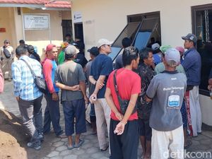 Pekerja Protes Penutupan Tambang Galian C di Argasunya Cirebon Pekerja Protes Penutupan Tambang Galian C di Argasunya Cirebon