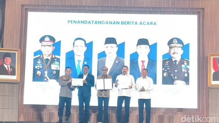 Pemerintah resmi meneken DIM RUU KUHAP yang hendak diserahkan ke dewan perwakilan rakyat RI. (Kurniawan Fadilah/detikcom). Pemerintah resmi meneken DIM RUU KUHAP yang hendak diserahkan ke dewan perwakilan rakyat RI. (Kurniawan Fadilah/detikcom).