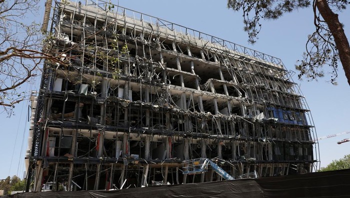 Penampakan Pusat Riset Terkemuka Israel Hancur Terkena Rudal Iran A building at the campus of the Weizmann Institute of Science remains damaged following an Iranian missile strike on Sunday, in Rehovot, Israel June 19, 2025. REUTERS/Violeta Santos Moura