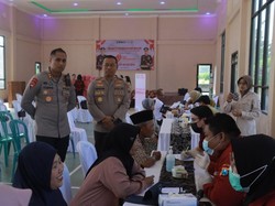 Peduli Warga, Polres Blitar Kota Gelar Pengobatan Gratis di Desa Candirejo
