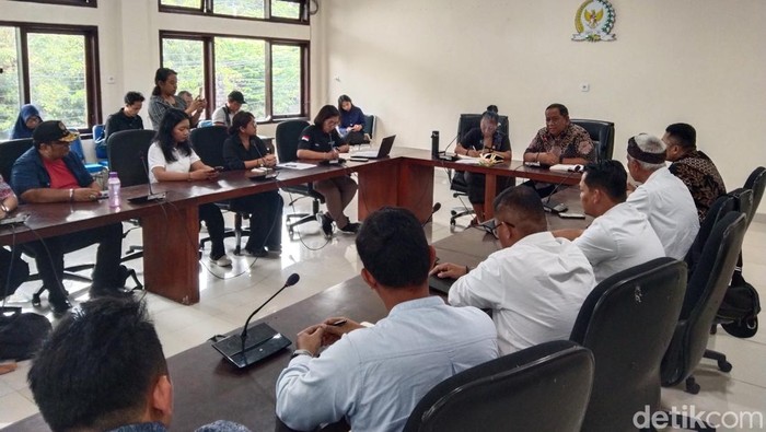 Pertamina Jatimbalinus Pertemuan pihak Pertamina Regional Jatimbalinus bareng Anggota DPD RI Dapil Bali, Ni Luh Putu Ary Pertami Djelantik bareng penduduk di Kantor DPD Bali, Senin (23/6/2025).