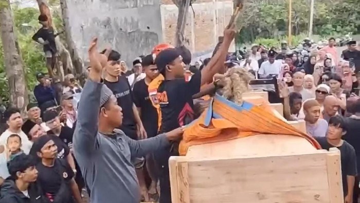 Peti mayit perempuan obersitas dimuat pakai kendaraan beroda empat crane ketika hendak dimakamkan. Peti mayit perempuan obersitas dimuat pakai kendaraan beroda empat crane ketika hendak dimakamkan. obesitas