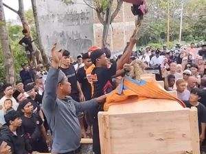 Wanita Berbobot 300 Kg di Parepare Meninggal, Jenazah Dimakamkan Pakai Crane Wanita Berbobot 300 Kg di Parepare Meninggal, Jenazah Dimakamkan Pakai Crane