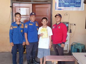 Remaja di OKU Selatan Minta Bantuan Damkar Bungkus Kado untuk Guru Remaja di OKU Selatan Minta Bantuan Damkar Bungkus Kado untuk Guru
