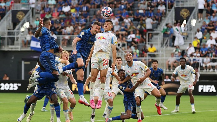 Piala Dunia Antarklub 2025 WASHINGTON, DC - JUNE 22: Stefan Lainer #22 of FC Salzburg goes up for a header against Sergej Milinkovic-Savic #22 of Al Hilal during the FIFA Club World Cup 2025 group H match between FC Red Bull Salzburg and Al Hilal at Audi Field on June 22, 2025 in Washington, DC. (Photo by Michael Reaves/Getty Images)