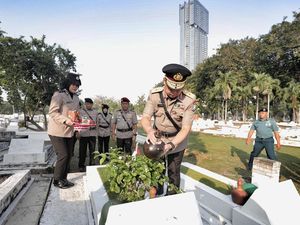 Hari Bhayangkara ke-79, Polda Jatim Tabur Bunga di TMP Surabaya