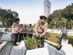 Hari Bhayangkara ke-79, Polda Jatim Tabur Bunga di TMP Surabaya