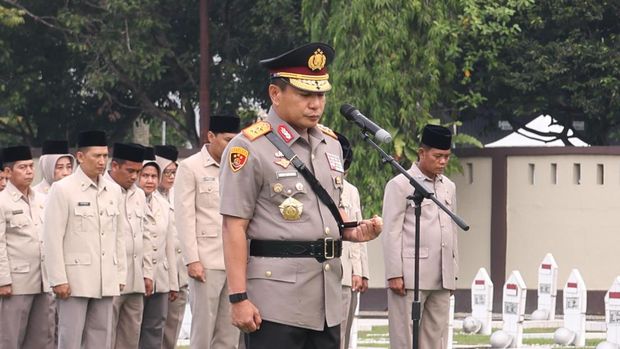 Polda Riau menggelar ziarah makam dan tabur bunga di TMP Kusuma Dharma, Pekanbaru dalam rangkaian HUT Bhayangkara ke-79, Senin (23/6/2025).