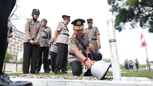 Polda Riau menggelar ziarah makam dan tabur bunga di TMP Kusuma Dharma, Pekanbaru dalam rangkaian HUT Bhayangkara ke-79, Senin (23/6/2025).