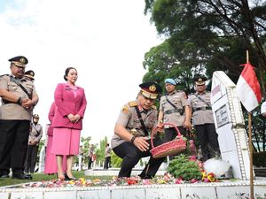 HUT Bhayangkara ke-79, Polda Riau Tabur Bunga di Taman Makam Pahlawan
