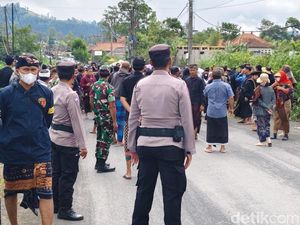 94 Polisi Kawal Ketat Pemakaman Komang Alam Korban Tewas di Arena Tajen 94 Polisi Kawal Ketat Pemakaman Komang Alam Korban Tewas di Arena Tajen