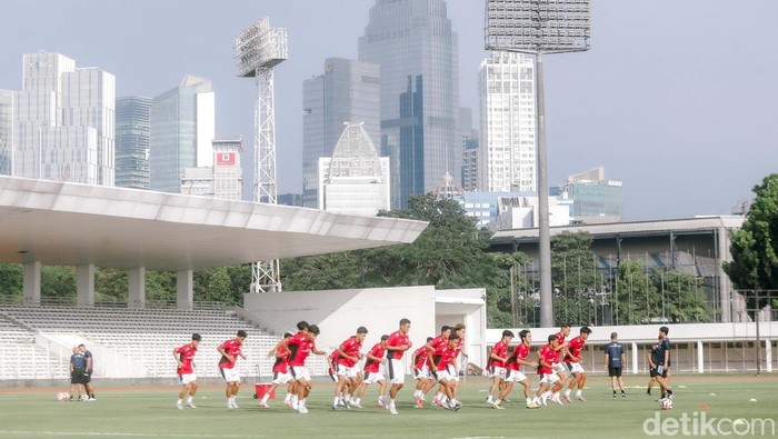 Potret Garuda Muda Gelar Latihan di Stadion Madya Timnas Indonesia U-23 menggelar sesi latihan terbuka di Stadion Madya, Jakarta Pusat, pada Senin (23/6/2025). Latihan ini digelar jelang keikutsertaan mereka di ajang Piala AFF U-23 2025 yang akan digelar pada 14-29 Juli mendatang.