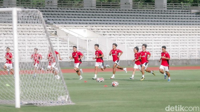 Potret Garuda Muda Gelar Latihan di Stadion Madya Timnas Indonesia U-23 menggelar sesi latihan terbuka di Stadion Madya, Jakarta Pusat, pada Senin (23/6/2025). Latihan ini digelar jelang keikutsertaan mereka di ajang Piala AFF U-23 2025 yang akan digelar pada 14-29 Juli mendatang.