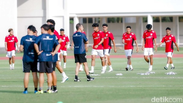 Timnas Indonesia U-23 menggelar sesi latihan terbuka di Stadion Madya, Jakarta Pusat, pada Senin (23/6/2025). Latihan ini digelar jelang keikutsertaan mereka di ajang Piala AFF U-23 2025 yang akan digelar pada 14-29 Juli mendatang.