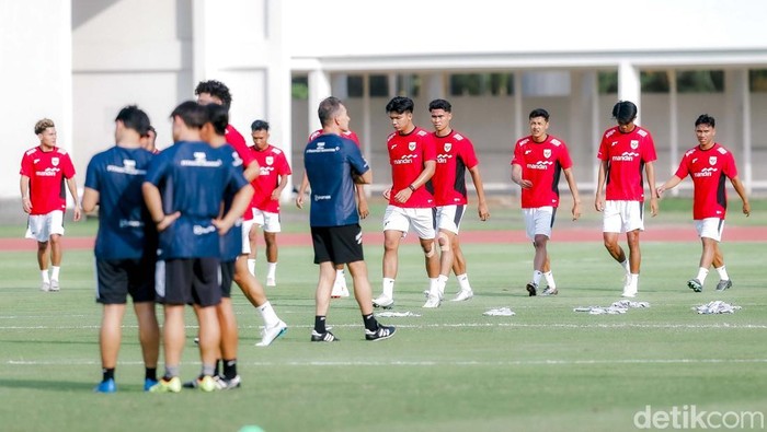 Potret Garuda Muda Gelar Latihan di Stadion Madya Timnas Indonesia U-23 menggelar sesi latihan terbuka di Stadion Madya, Jakarta Pusat, pada Senin (23/6/2025). Latihan ini digelar jelang keikutsertaan mereka di ajang Piala AFF U-23 2025 yang akan digelar pada 14-29 Juli mendatang.