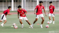 Latihan dimulai dengan sesi permainan ringan (games), kemudian dilanjutkan dengan pemanasan berupa jogging mengelilingi lapangan.