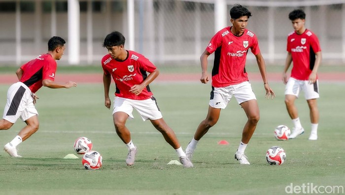 Potret Garuda Muda Gelar Latihan di Stadion Madya Timnas Indonesia U-23 menggelar sesi latihan terbuka di Stadion Madya, Jakarta Pusat, pada Senin (23/6/2025). Latihan ini digelar jelang keikutsertaan mereka di ajang Piala AFF U-23 2025 yang akan digelar pada 14-29 Juli mendatang.