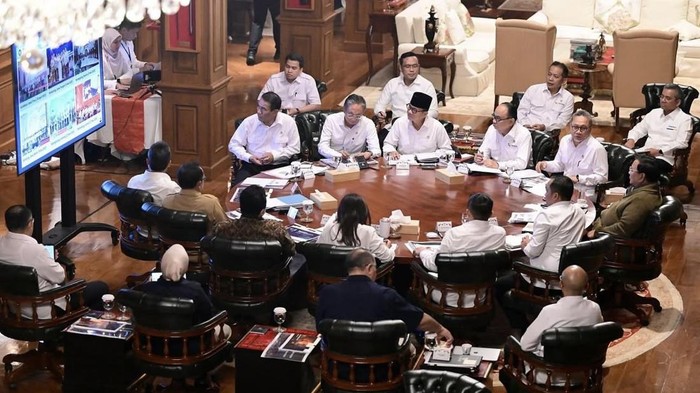 Prabowo Subianto juga menggelar rapat terbatas (ratas) membicarakan kemajuan pembentukan Koperasi Desa Merah Putih di kediaman, Hambalang, Jawa Barat. (Dok Instagram Setkab). Prabowo Subianto juga menggelar rapat terbatas (ratas) membicarakan kemajuan pembentukan Koperasi Desa Merah Putih di kediaman, Hambalang, Jawa Barat. (Dok Instagram Setkab).