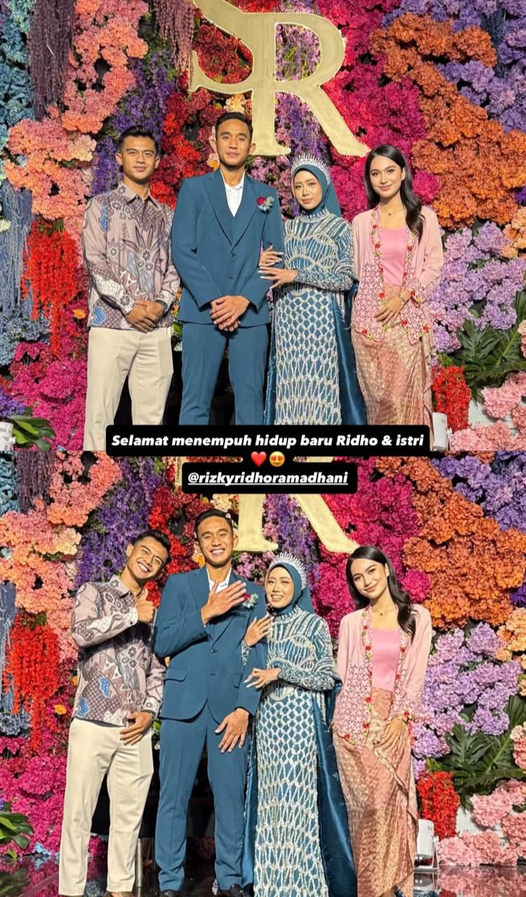 Momen Pratama Arhan ke acara pernikahan Rizki Ridho ditemani istri.