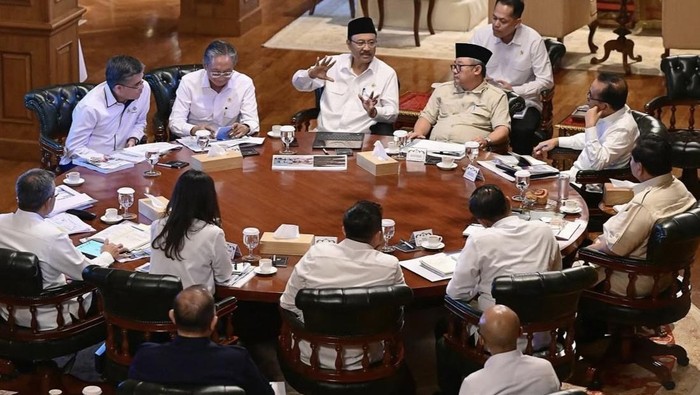 Presiden Prabowo Subianto mengundang Menteri Sosial (Mensos) Saifullah Yusuf dan jajaran dalam rapat terbatas (ratas) di Hambalang, Jawa Barat membahas sekolah rakyat. (Dok Instagram/@sekretariat.kabinet). Presiden Prabowo Subianto mengundang Menteri Sosial (Mensos) Saifullah Yusuf dan jajaran dalam rapat terbatas (ratas) di Hambalang, Jawa Barat membahas sekolah rakyat. (Dok Instagram/@sekretariat.kabinet).