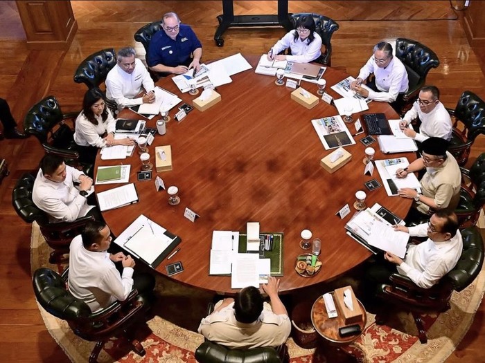 Presiden Prabowo Subianto menggelar rapat terbatas dalam membicarakan pembangunan Sekolah Gadura (dok. Instagram @sekretariat.kabinet) Presiden Prabowo Subianto menggelar rapat terbatas dalam membicarakan pembangunan Sekolah Gadura (dok. Instagram @sekretariat.kabinet)