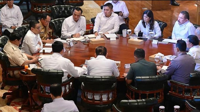 Presiden Prabowo Subianto menghimpun menteri-menteri, Panglima Tentara Nasional Indonesia Jenderal Agus Subiyanto dan Kapolri Jenderal Listyo Sigit Prabowo di kediamannya, Hambalang (dok. Instagram @sekretariat.kabinet)