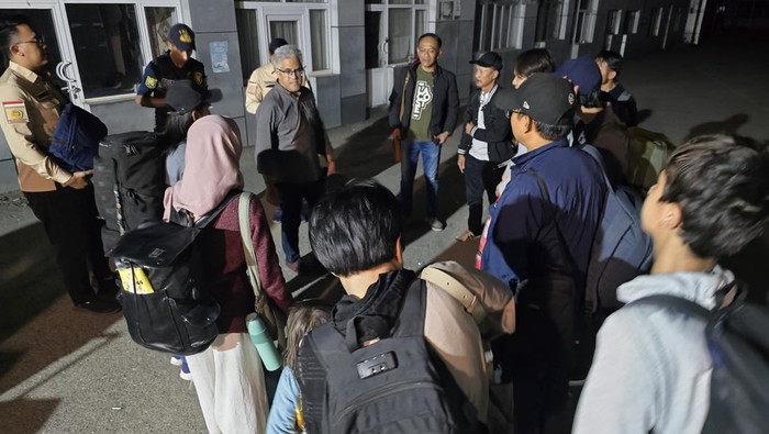 Proses Evakuasi WNI dari Iran WNI dari Iran Tiba di Baku, Azerbaijan. Sebanyak 97 orang sukses dievakuasi pada tahap pertama.