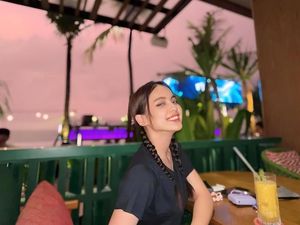 Putri Isnari Hobi Hangout, Santai Nikmati Es Jeruk hingga Strawberry Milkshake Putri Isnari Hobi Hangout, Santai Nikmati Es Jeruk hingga Strawberry Milkshake