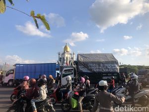 Ratusan Sopir Truk Blokir Bundaran GMS Lombok Barat, Tolak Aturan Zero ODOL Ratusan Sopir Truk Blokir Bundaran GMS Lombok Barat, Tolak Aturan Zero ODOL