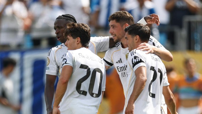 real madrid vs pachuca federico valverde piala dunia antarklub 2025 CHARLOTTE, NORTH CAROLINA - JUNE 22: Federico Valverde #8 of Real Madrid C. F. celebrates scoring his teams third goal with teammates Brahim Diaz #21, Vinicius Junior #7 and Fran Garcia #20 during the FIFA Club World Cup 2025 group H match between Real Madrid CF and CF Pachuca at Bank of America Stadium on June 22, 2025 in Charlotte, North Carolina. (Photo by Pedro Castillo/Real Madrid via Getty Images)