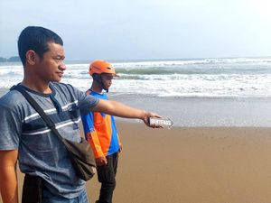 2 Remaja Terseret Ombak Pantai Konang Trenggalek, 1 Hilang 2 Remaja Terseret Ombak Pantai Konang Trenggalek, 1 Hilang