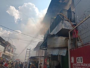 Rumah di Koja Jakut Kebakaran, Bocah Luka Usai Lompat dari Lantai 2 Rumah di Koja Jakut Kebakaran, Bocah Luka Usai Lompat dari Lantai 2