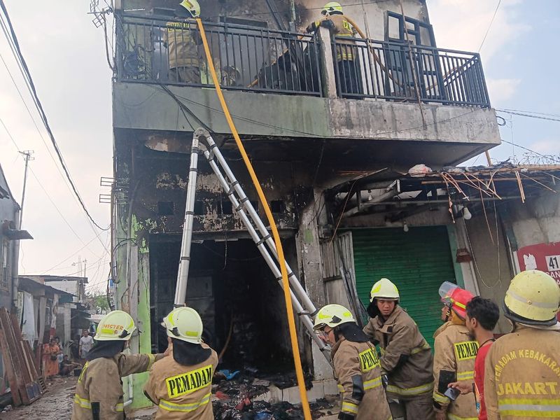 Rumah di Koja, Jakarta Utara dilanda kebakaran. Dua orang terluka akibat kebakaran tersebut, di mana salah satunya ialah bocah usia 12 tahun. (dok Damkar Jakut)