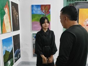 Bupati Sugiri Terpukau Karya Anak Muda di Festival Melukis Grebeg Suro Bupati Sugiri Terpukau Karya Anak Muda di Festival Melukis Grebeg Suro