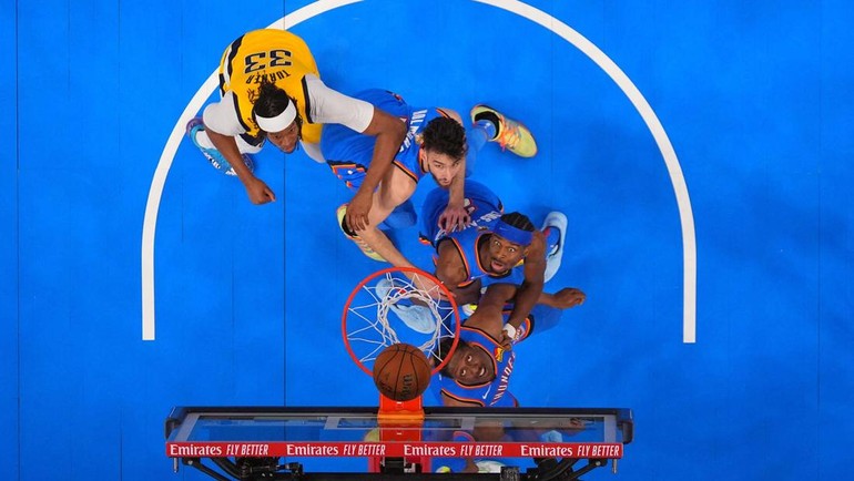 Jalen Williams (bawah), memperhatikan tembakannya bersama forward Chet Holmgren, guard Shai Gilgeous-Alexander  dan center Indiana Pacers, Myles Turner, pada paruh kedua gim ketujuh Final NBA 2025. IMAGN IMAGES via Reuters Connect/Julio Cortez