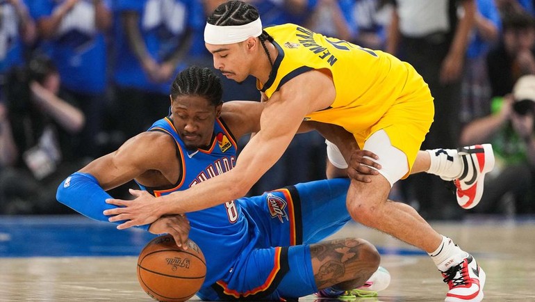 Pemain OKC Jalen Williams berebut bola dengan pemain Indiana Pacers guard Andrew Nembhard. Pada kuarter dua, Pacers membalas dengan unggul 26-22, sehingga menutup paruh pertama dengan keunggulan tipis 48-47. Namun OKC bangkit meninggalkan Pacers di kuarter ketiga. IMAGN IMAGES via Reuters Connect/Kyle Terada