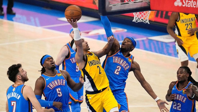Para pemain OKC mengankat piala dan merayakan kemenangan menjadi juara NBA 2025. IMAGN IMAGES via Reuters Connect/Alonzo Adams