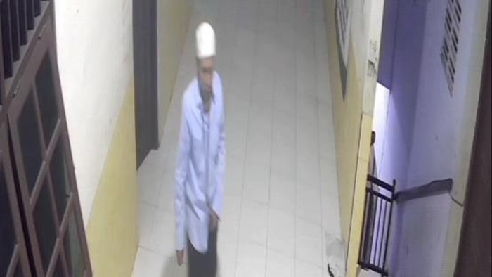 Tangkapan layar CCTV di saat maling satroni Pondok Pesantren Al Khalimi Desa Bulungcangkring, Kecamatan Jekulo, Senin (23/6/2025).
