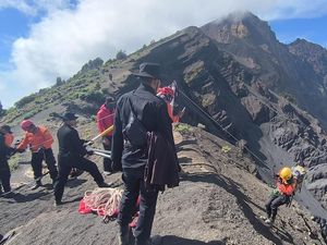 Akhir Jalan Terjal Evakuasi Jasad Juliana Marins dari Jurang Rinjani Akhir Jalan Terjal Evakuasi Jasad Juliana Marins dari Jurang Rinjani