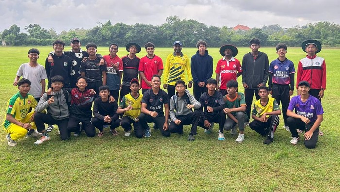 Timnas Cricket Skuad Timnas Cricket Indonesia U-16 dikala menjalani TC di Lapangan Cricket Unud Jimbaran, Badung sebelum mengikuti kejuaraan di Malaysia.